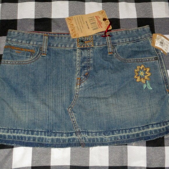 Levi's VIntage look embroidered flower Demin mini skirt button fly - Picture 1 of 5